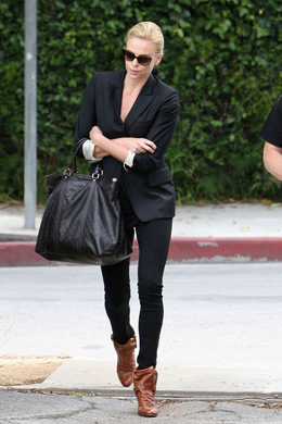 <i>Gucci</i>: Charlize Theron leva bolsa da marca à academia