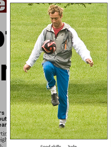 Embaixadinhas: Jude Law joga futebol