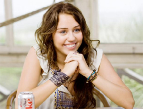 <i>LOL</i>: Miley ansiosa para trabalhar com Moore