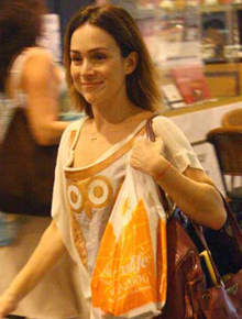 <i>Shopping</i>: Gabriela Duarte passeia sozinha