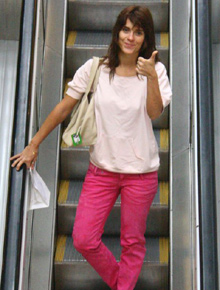 No <i>shopping</i>: Carol Dieckmann acena para fotógrafos