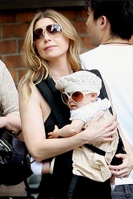 Tal mãe...: Ellen Pompeo coloca óculos escuros na filha