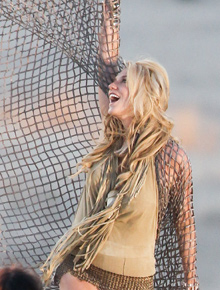 <i>Your Love is My Drug</i>: Ke$ha grava novo clipe