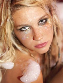Experiências: Ke$ha já beijou meninas