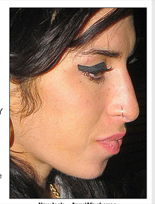 <i>Piercing</i>: Amy Winehouse coloca um no nariz