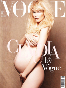 Barrigão: Claudia Schiffer nua na capa da <i>Vogue</i> alemã
