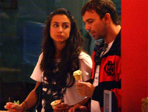 Sorveteria: Marcelo Faria e namorada passeiam no Rio