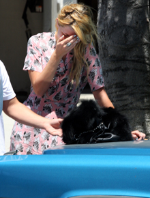 Ai, não!: Mischa Barton bate o carro