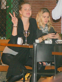 Jantar: Fiorella Mattheis sai com Karen Junqueira