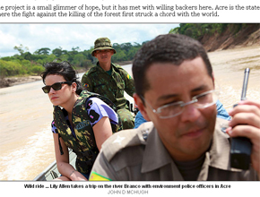 De barco: Veja Lily Allen na Amazônia