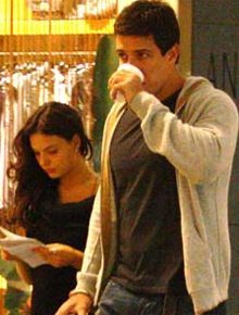 Casal: Isis Valverde e namorado vão a <i>shopping</i>