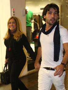 Casal: Susana Vieira e o namorado no cinema