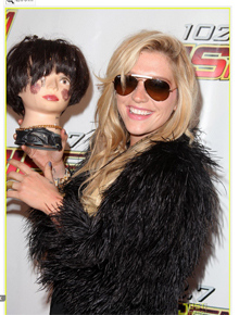 Inusitada: Ke$ha aparece com cabeça de boneca