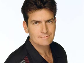 <i>Half Men</i>: Charlie Sheen renova por dois anos