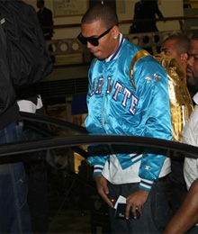Avião: Chris Brown é clicado em aeroporto