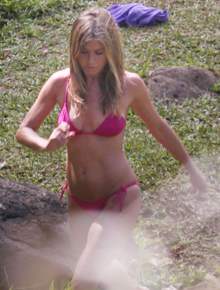 Boa forma: Jennifer Aniston filma de biquíni no Havaí
