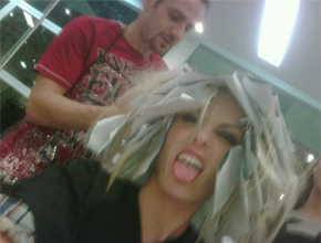 Papelotes: Ana Hickmann pinta o cabelo