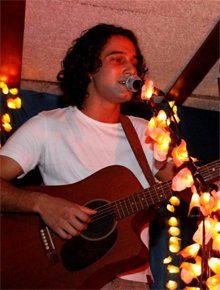 Dotes musicais: Rafael Almeida dá canja em <i>show</i>
