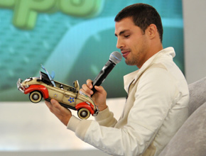 <i>TV Xuxa</i>: Cauã Reymond ganha presentes