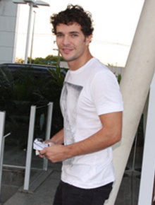 <i>Baby</i>: Daniel de Oliveira deixa maternidade