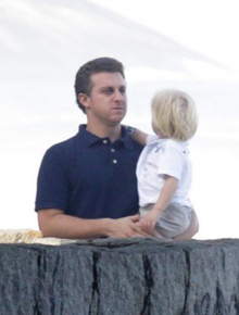 Em família: Luciano Huck passeia com os filhos