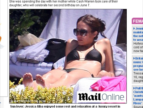 Solzinho: Jessica Alba se bronzeia em <i>resort</i>