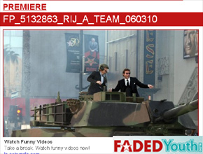 Inusitado: Bradley chega à <i>première</i> em tanque