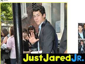Em Londres: Nick Jonas saindo de ensaio