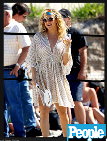 Raquete: Kate Hudson joga <i>badminton</i> em filmagem