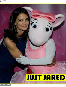 <i>Angelina Ballerina</i>: Holmes posa com personagem