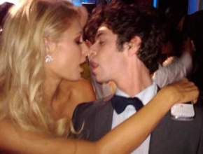 <i>Amasso</i>: Paris Hilton beija ator em festa