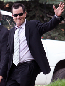 <i>Half Men</i>: Charlie Sheen deixa corte sorrindo