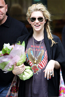 Moderna: Ke$ha usa esmaltes de cores diferentes