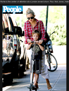 De patinete: Kate Hudson pega carona com filho