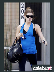 Descuido: Ashley Greene deixa sutiã à mostra
