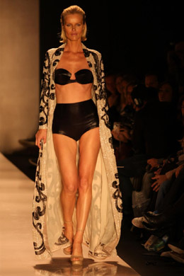 Diva: Eva Herzigova rouba a cena em desfile