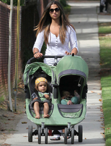 Mamãe: Camila Alves passeia com Vida e Levi