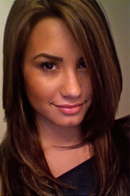 Luzes!: Demi Lovato muda o visual
