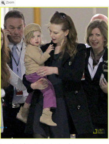 Mamãe: Kidman viaja com Sunday Rose
