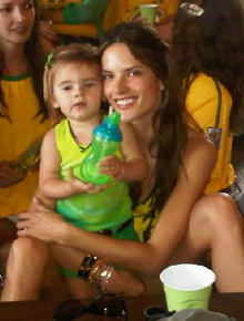 Copa: Alessandra Ambrósio comemora com a filha
