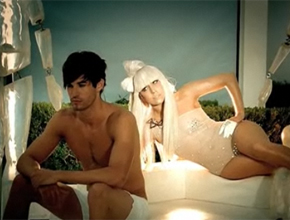 <i>Poker Face</i>: Colar usado em clipe de Gaga é leiloado