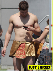 <i>De de sainha</i>: Kellan Lutz sem camisa <i>set</i> de filme
