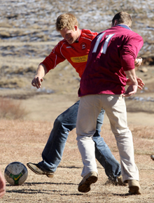África do Sul: Príncipes Harry e William jogam futebol