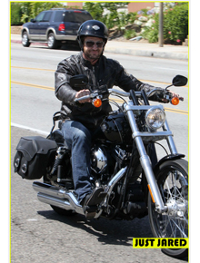 <i>Born to be wild</i>: Gerard Butler anda de moto