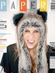 <I>Blegh</i>: Ke$ha estampa revista mostrando a língua