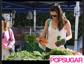 Mamãe saúde: Jennifer Garner faz compras na feira