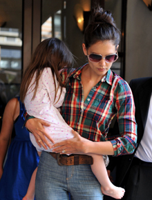 Tímida: Suri Cruise sai de pijama com Holmes