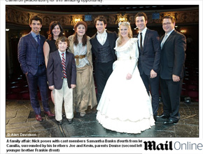 Em Londres: Nick Jonas estrela a peça <i>Les Misérables</i>