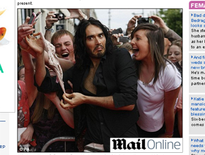 Presente inusitado: Russell Brand ganha calcinha de fã