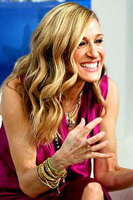 Criança, não!: Sarah Jessica usa pulseira <i>neon</i>